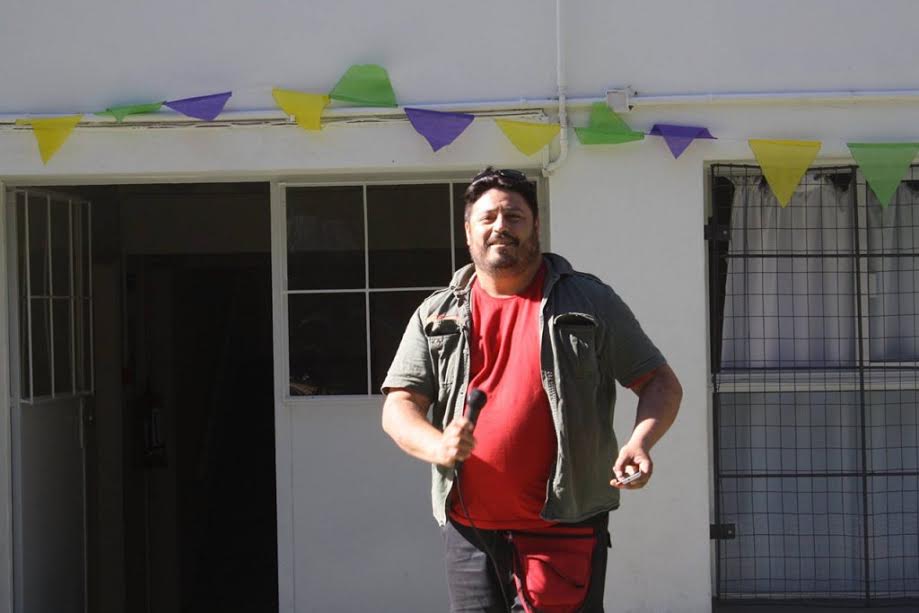 “A los chiquilines se les puede sacar una sonrisa, hasta con una tapita de refresco»